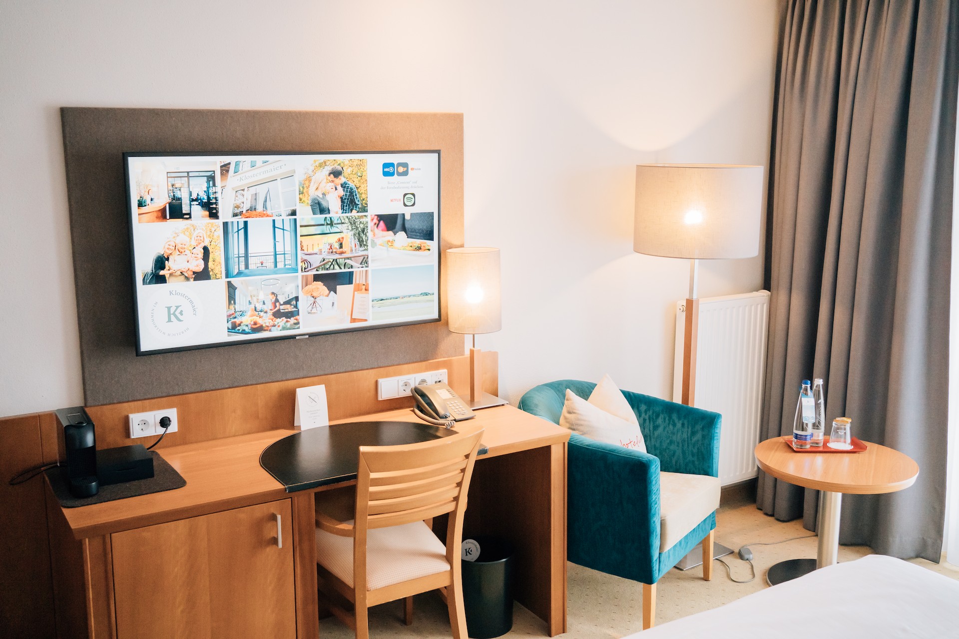 Komfort Hotelzimmer im Klostermaier - Ausstattung: Schreibtisch, Fernseher, Sessel, Espressomaschine